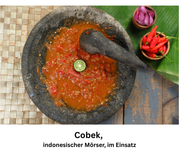tjobek, indonesicher Mörser in Arbeit, Tomaten und Paprika wird zerstampft